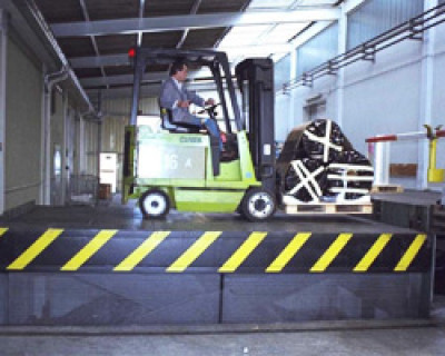 Schwerlast-Hebebühne mit Gabelstapler Schwerlast-Hebebühne mit Gabelstapler